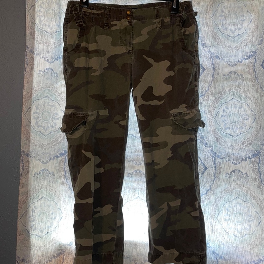 INC camo capris